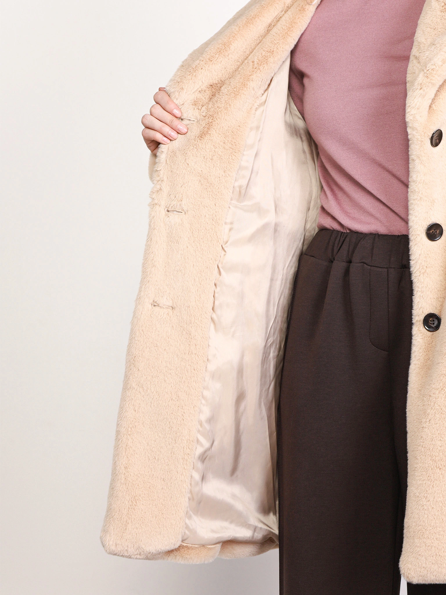 Полупальто бежевого цвета с отложным воротником